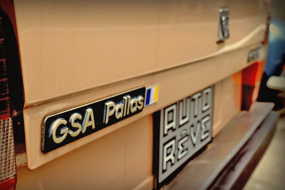 オールドシトロエン独特の臭いの車内で、キラキラと輝くインパネに囲まれ、当時の人々もエイヤッ！っと操作していたであろう重いステアリングを回し・・・。