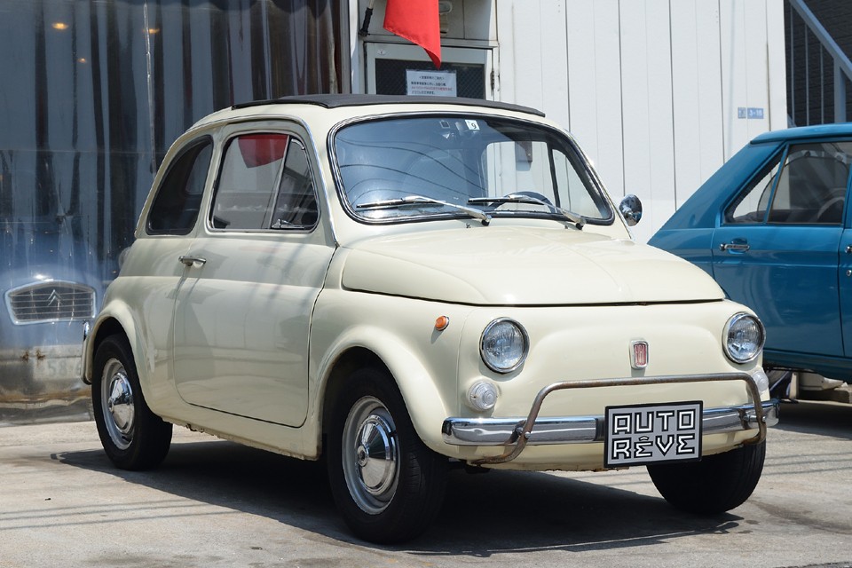 見た目は至ってノーマルな500Ｌですが、前オーナー様により旧車には定番の数々のアップグレードが施され、日常使いも出来るチンクに仕上がっています！