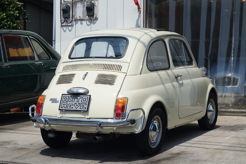 何度見てもこの「プリッ」としたお尻がたまりませんねぇ。チンクのベストショットは間違いなくこの角度！