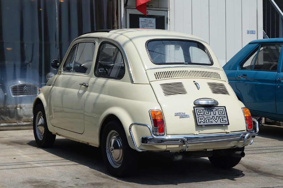 サイドからリアにかけてのこの2段腹（苦笑）のようなポッテリしたラインがチンクの最大の特徴かと。