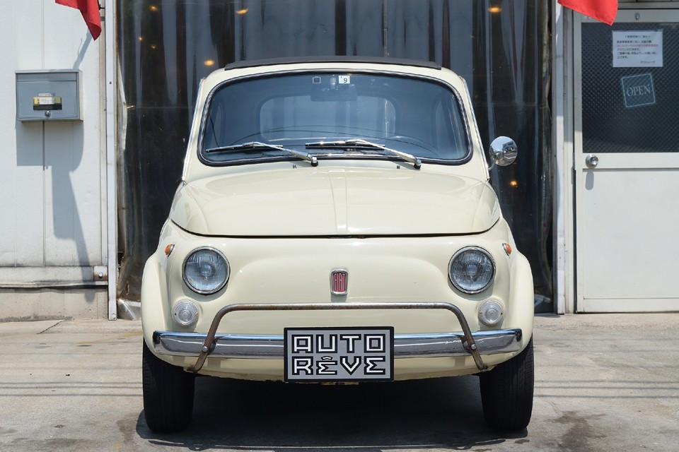 ヘッドライトとウインカーしかないシンプルなフロントマスクなのに、今にも喋り出しそうな表情に見えるのは、まさにデザインの賜物！