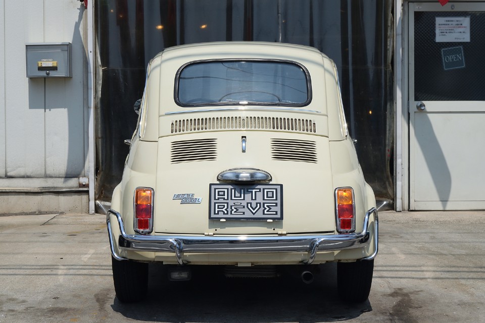 なんでこの低い位置にリアレンズを付けるかなぁ～、ポッテリ感がたまらないっちゅ～の！