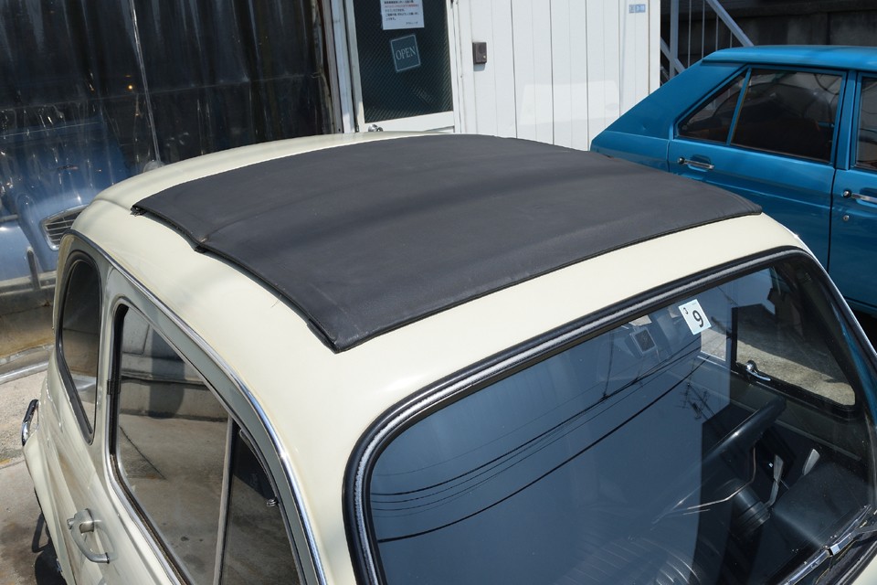 キャンバストップは張り替えたばかりというわけではないので、それなりに劣化はありますが、気になるような破れはありません。