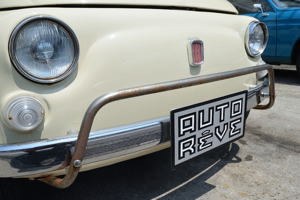 フロントのバンパーはキレイですが、ガードバーだけご覧のサビがあります。このままでも「味」の範囲だと思いますが、気になるようでしたら再メッキも可能ですのでご相談ください。