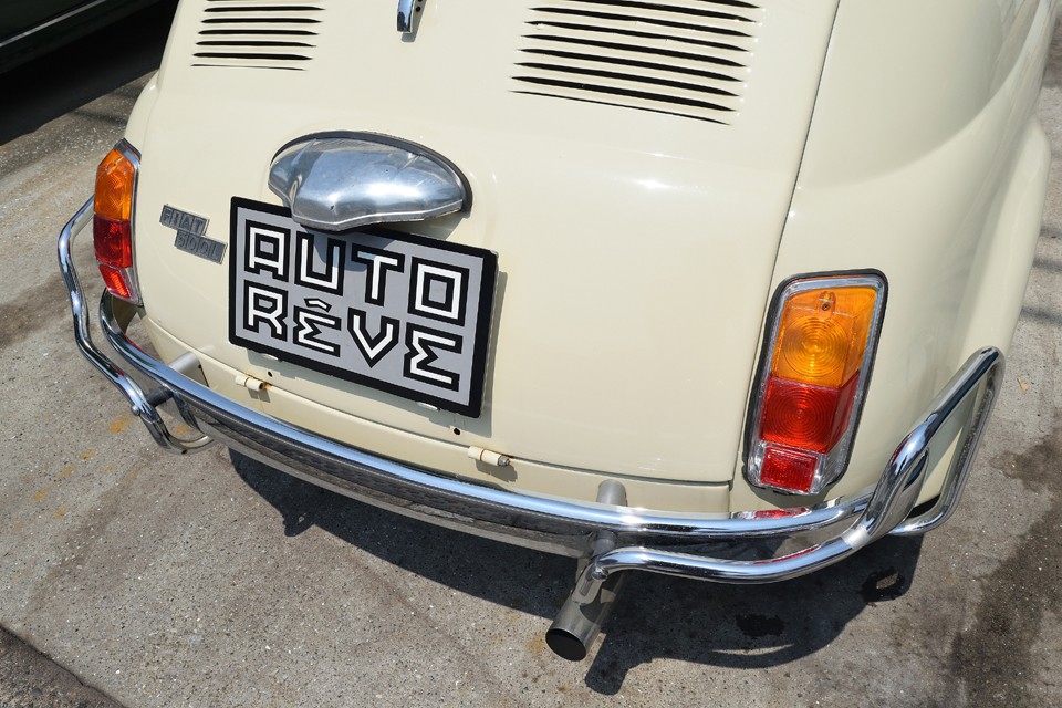 リアはバンパー、ガードバーともに、ご覧の通りピッカピカ！うっ、眩しい！