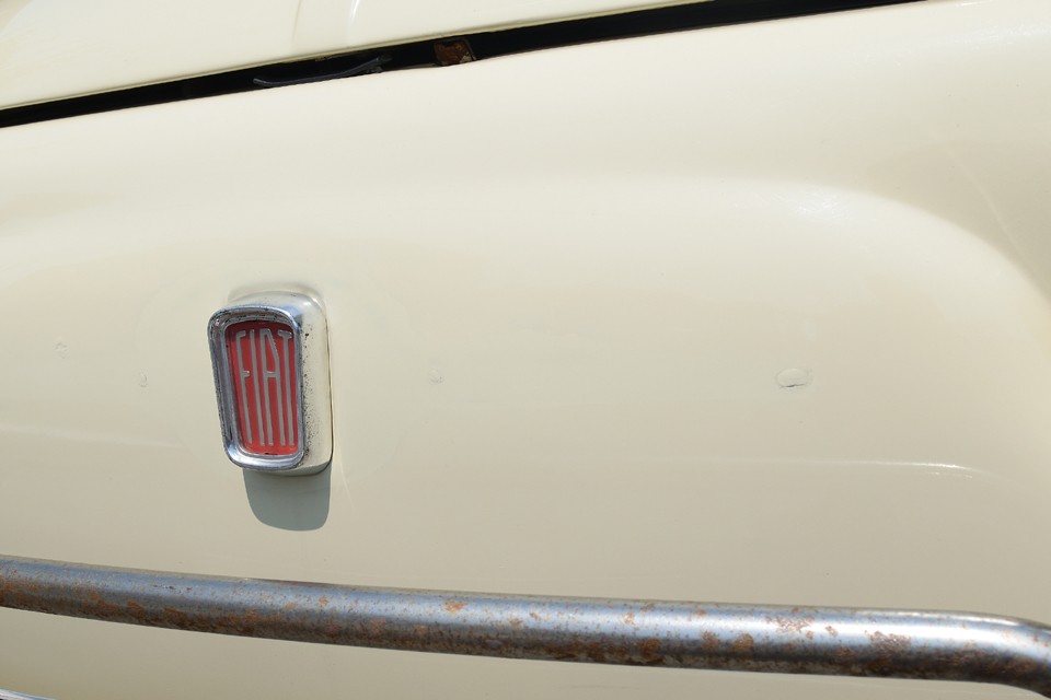 500Ｌはご覧のフィアットエンブレムが正解ですが、ヒゲエンブレムを付けていた形跡（穴を埋めた跡）があります。気持ちは痛いほど分かります（笑）