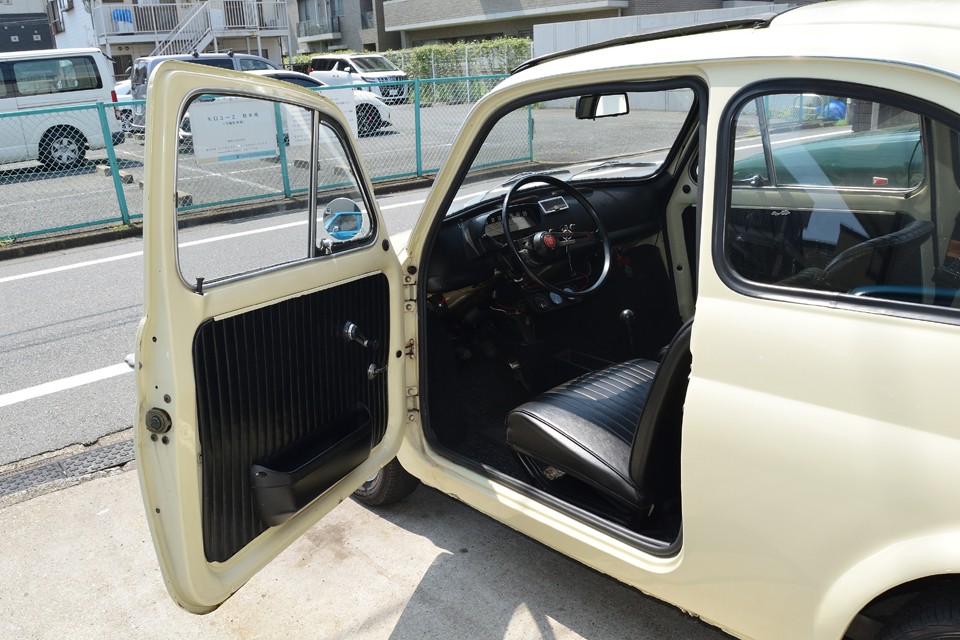 それでは外観同様、シンプルだけど印象的なインテリアのご紹介です。どうぞ～。