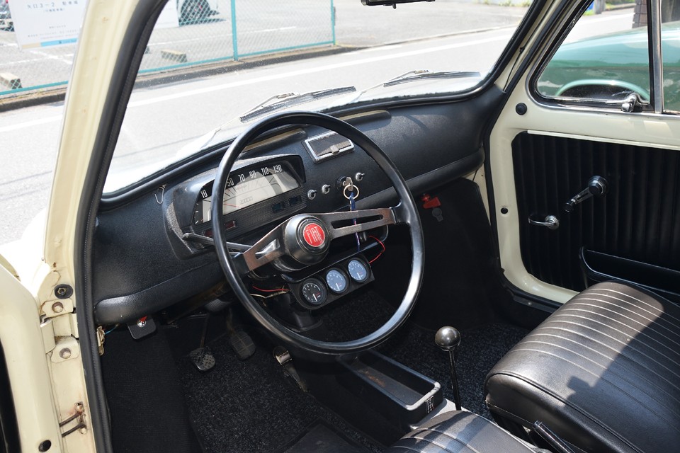 500Ｌのメーターはこの横型です。中央の後付け3連メーターは日常使いのための安心装備！