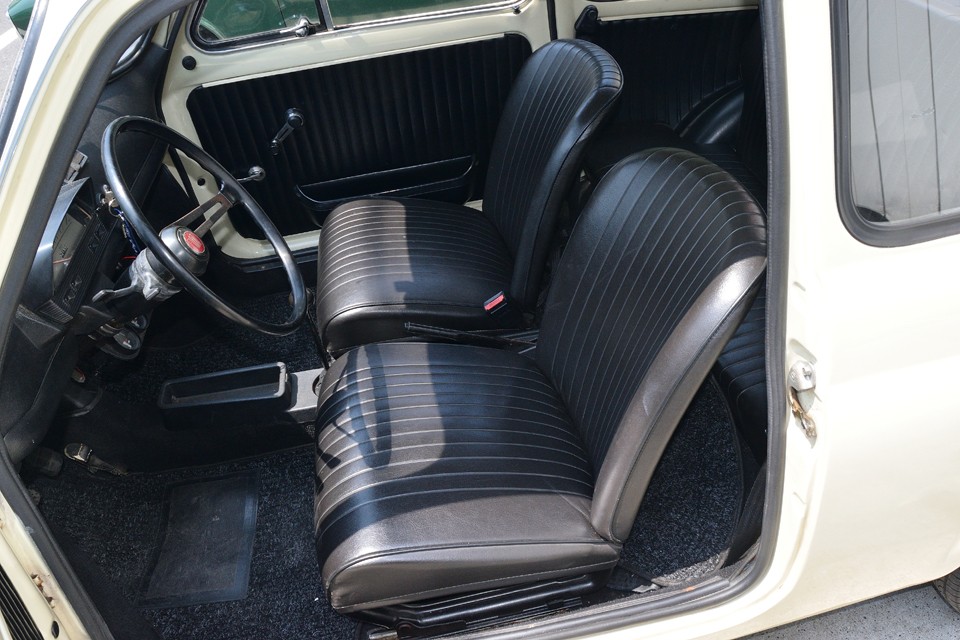 シートはとても良い状態です。目立つほつれ、破れはありません！床のカーペットも◎！内装は全部張り替え歴があるようです。