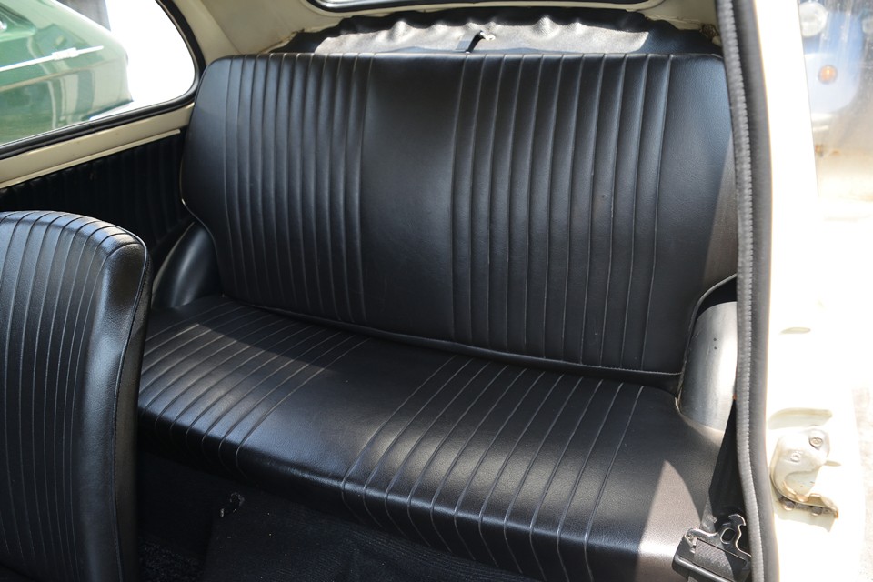 リアシートもこの通り！スペース的にはかなり狭いですが、是非一度乗ってみてください。何故かこの狭さが楽しい！って思えてしまうのがチンクのいいところ！