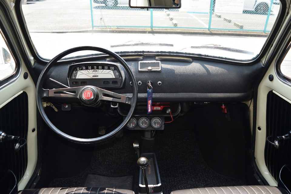 シンプルですねぇ～、走らせるだけなら操作機器はこれで事足りてしまうんですよね。それを考えると現代車の複雑なこと複雑なこと・・・。