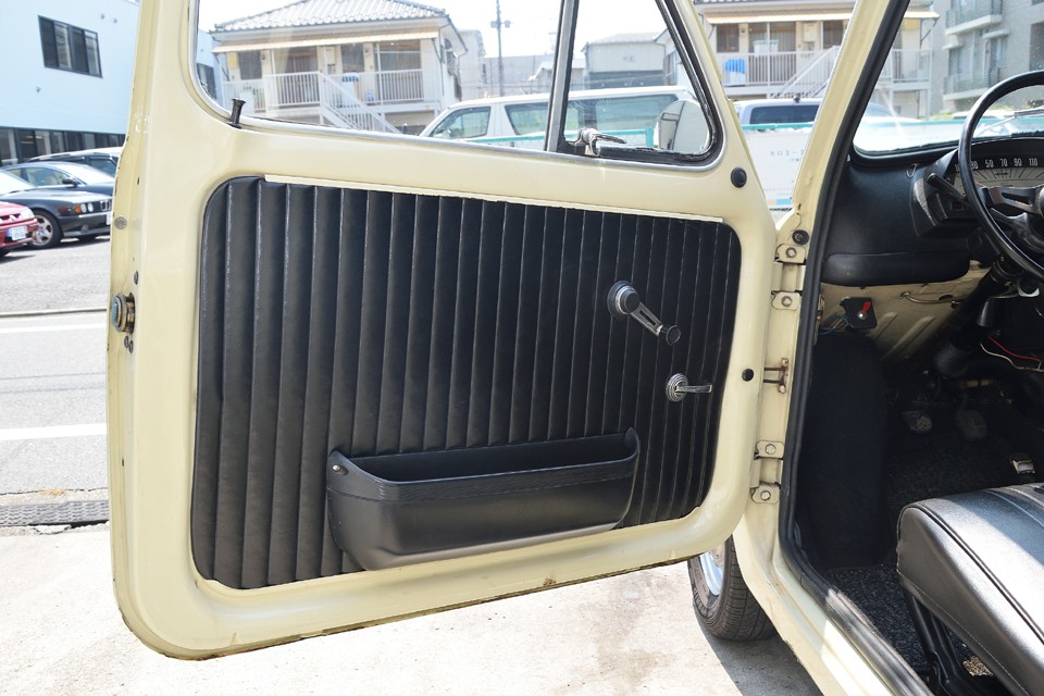 シートやカーペット同様、ドア内張も過去に交換されているようで、とっても清潔な印象！