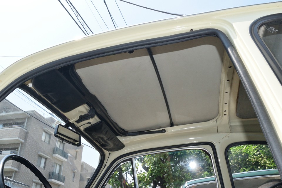 キャンバストップ内側。比較的汚れの目立ちやすい白布生地ですが、ご覧の通り目立つ汚れはありません！