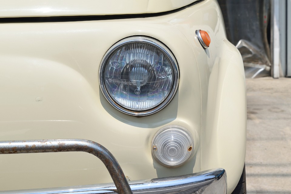 ヘッドライトはガラス製なので、最近の樹脂レンズのように劣化で白く曇ってしまうこともありません！ずっとクリア～なのです！