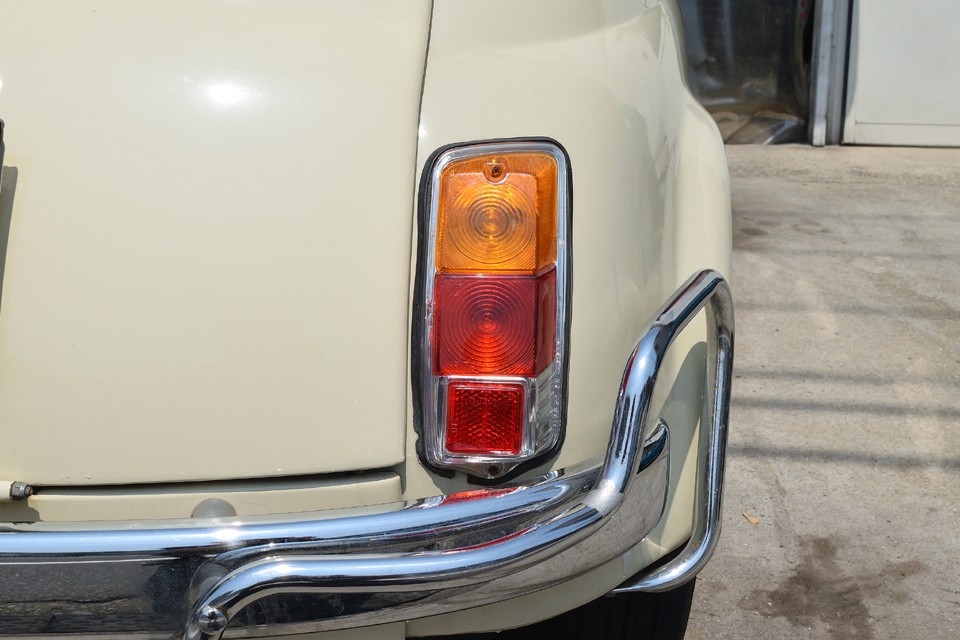 リアレンズも交換されているようで、とってもきれいな状態！ご覧の通り、赤、オレンジの色あせもありません！