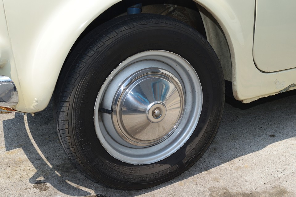 ホイールリム部やいくつかのホイールキャップには若干のキズはありますが、それほど目立つものではありません。リムのキズはタッチアップ程度でかなりキレイになりそうです。