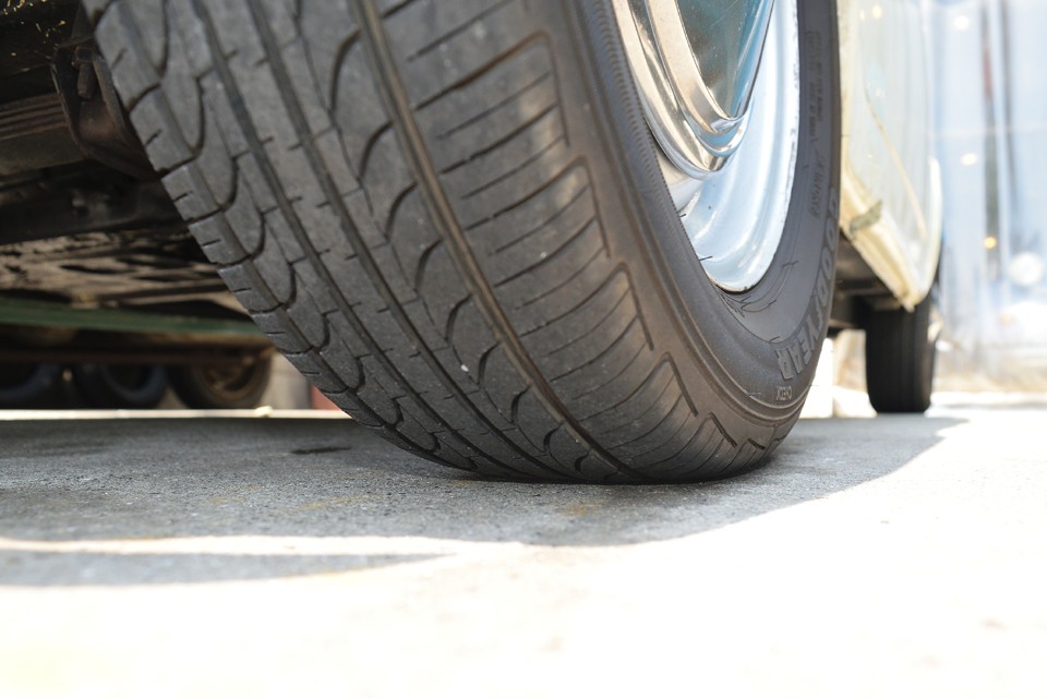 タイヤの残山は4～5分山というところでしょうか。若干のヒビも見受けられますし、サイズ的にも安価なタイヤなので、そろそろ交換しても良いかもしれません。