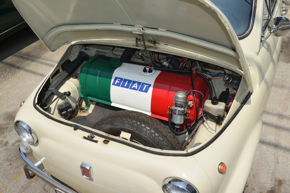 リアエンジンなので、フロントがトランクになります。と言ってもご覧の通り燃料タンクがほぼ半分を占めるので大きな荷物はそもそも無理ですが・・・。