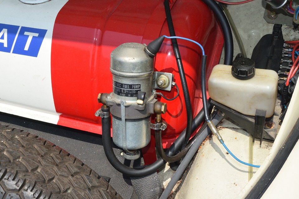 旧車日常使いのための改善策としては定番の「電磁ポンプ」に換装済み！このおかげで安心安定の始動なのです！ありがたやぁ～。