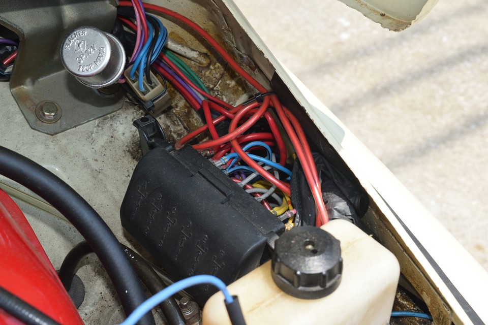 配線類も引き直されていますね。旧車の一番の敵、「接触不良」対策もこれならバッチリ！