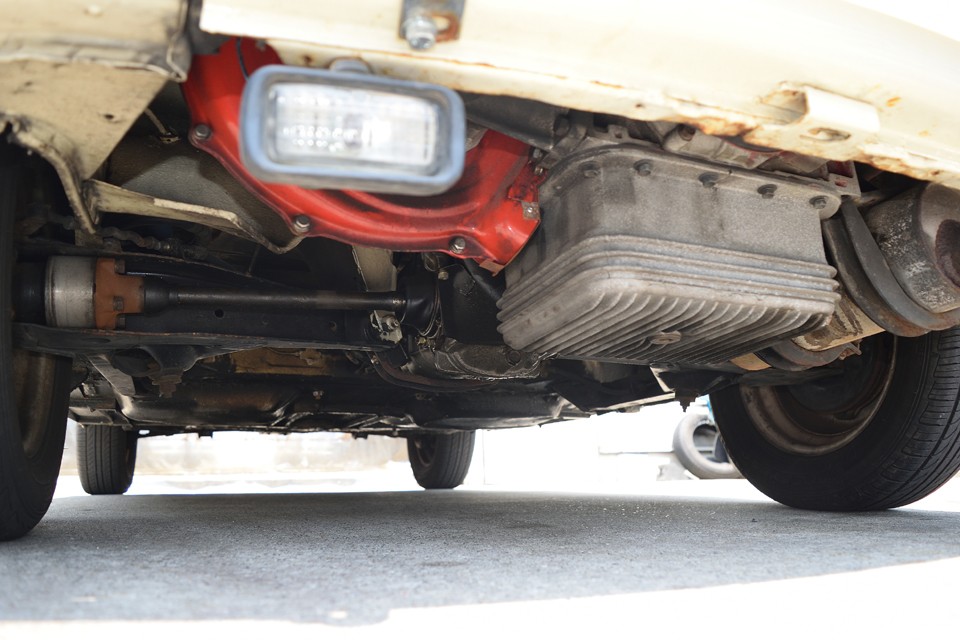 エンジン下面です。長年のオイル汚れはありますが漏れはありません。酷い腐食がないのもお分かりいただけるかと。