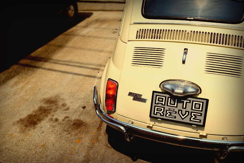 それに、好みの分かれる赤いエンジンだったり、シンプルなインパネに3連メーターって？と思われるかもしれませんが、そんなのは、『走って楽しいですか？』の問いの前では些細なこと・・・。