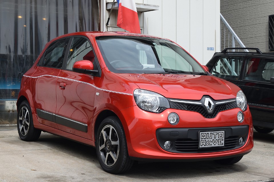 あの名車、初代トゥインゴのDNAを受け継ぐコンパクトながらもとっても良くできた現行トゥインゴ！ベーシックなモデルだからってデザインやディテールに妥協が無いのが素晴らしい！