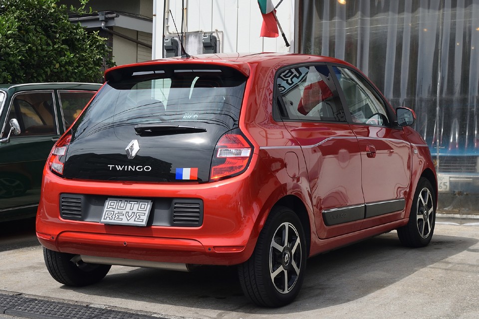 本来ボディー部分まで大胆に大型のリアハッチガラス化する事で、引き締まったリアスタイルにすると同時に、操作性やコスト？！まで解決しちゃう合理的なデザイン！ほんとお上手！