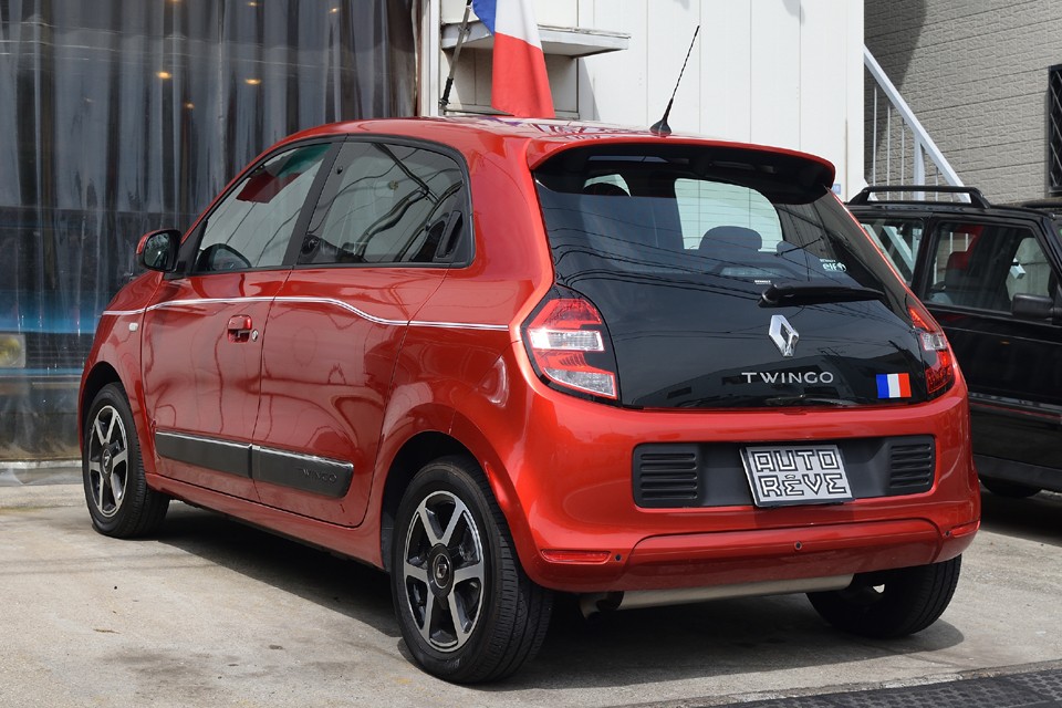 それにボディサイドのキャラクターを決める特徴的な波打つプレスライン！何にも考えなければ単純に真っすぐにすると思うのですが、こうすることでボディ全体の雰囲気とマッチした柔らかさを演出！