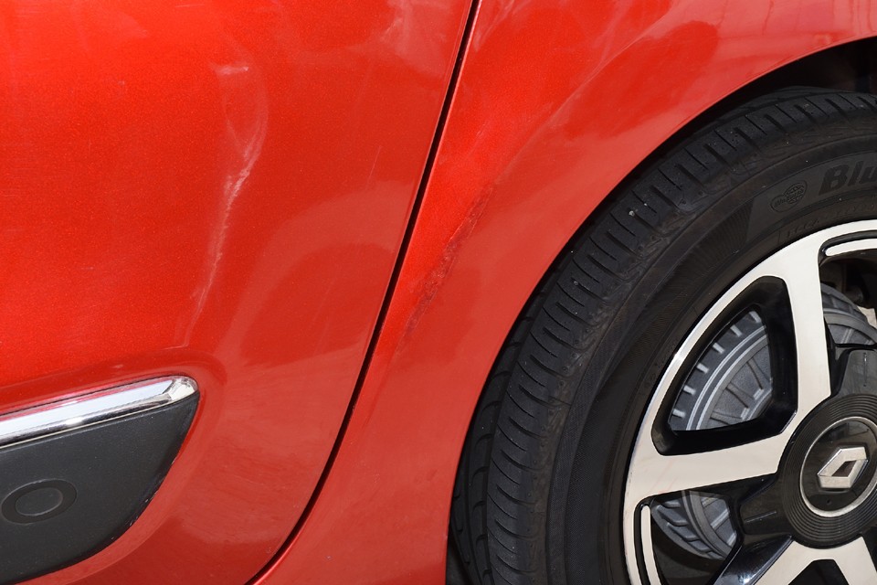 外装で唯一気になるキズがコレ。左リアタイヤハウスの前後に擦り傷の補修跡が・・・タッチアップでそれほど目立たなくなっていますが、前がこんな感じで・・・。