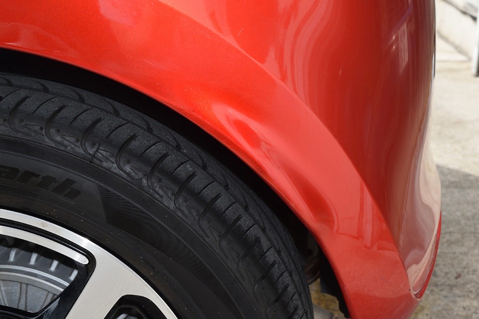 後ろはこんな感じ・・・その分、車両価格をお安くさせていただきましたので、気にならないという方にはむしろチョ～お得！