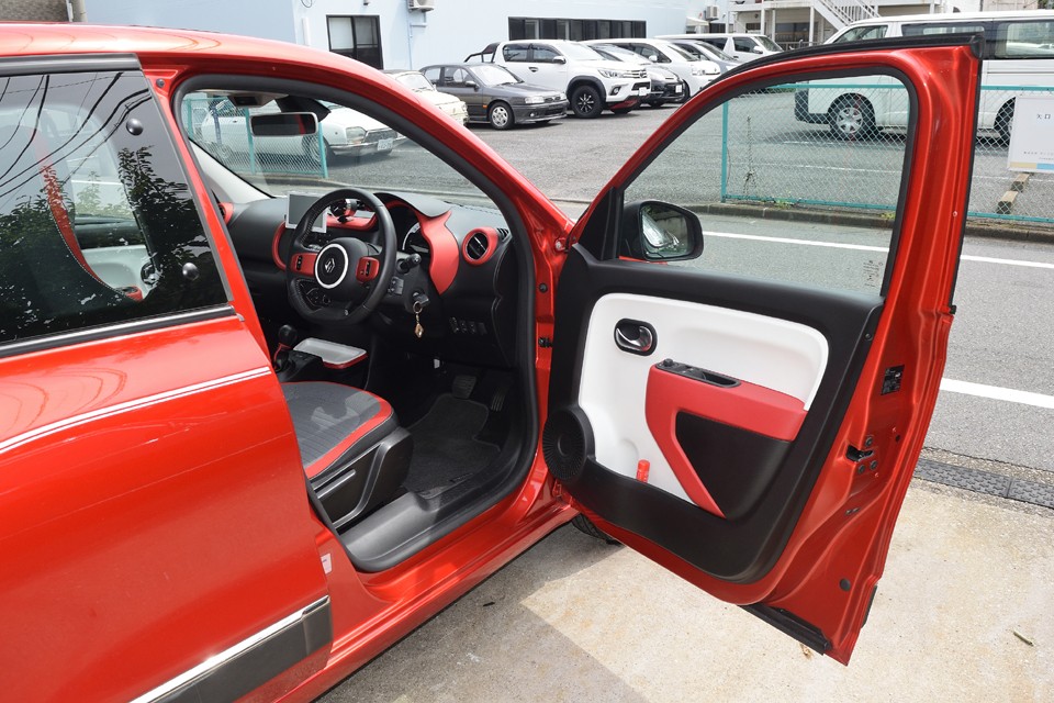 外観同様、内装もとてもPOPで楽しくなるデザインなのです！それではご覧くださいませ～。