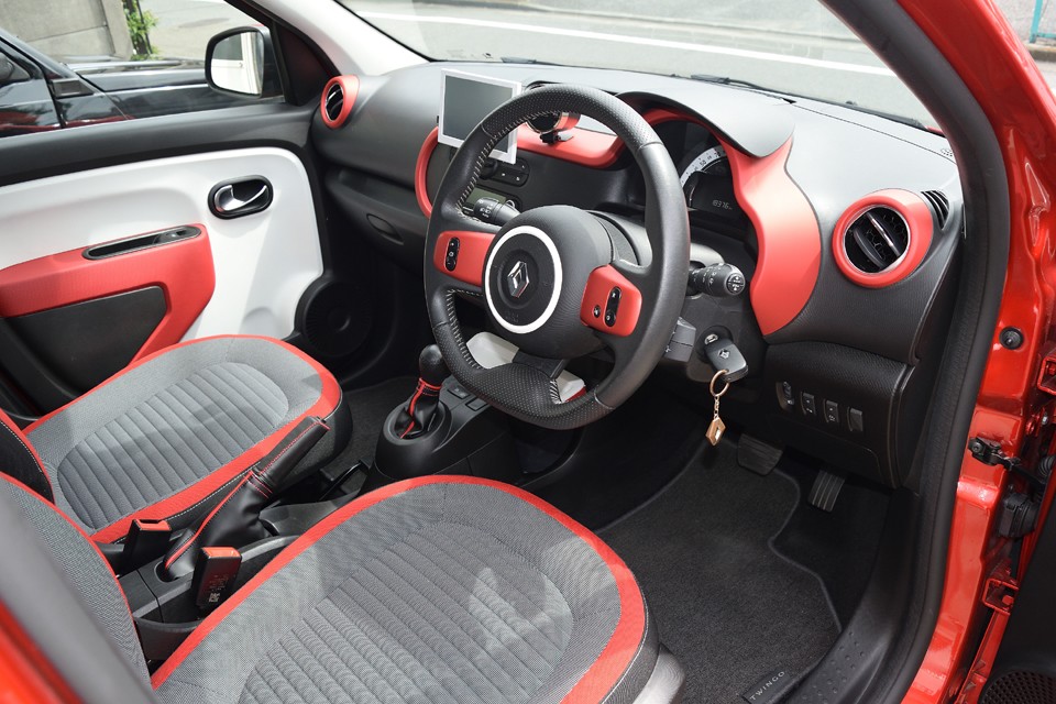 ボディカラーとコーディネイトされた赤が印象的なインテリア！疲れた時でもこれなら元気が出そうですね。