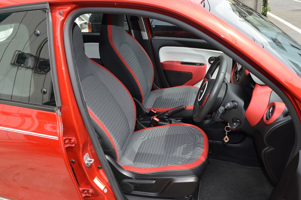 陳腐にならないように赤のバランスがとっても計算されています。シートは赤とグレーの組み合わせで、むしろ落ち着いた雰囲気すら感じさせます。