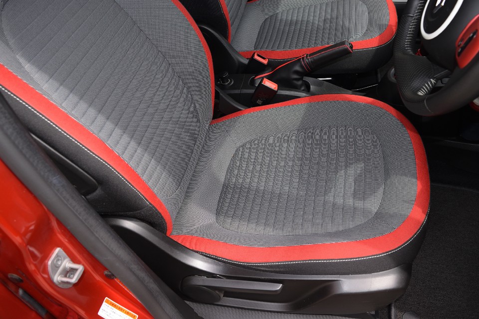 走行18,000kmですから当然と言えば当然ですが、シートのヤレもご覧の通り、ほとんどありません。