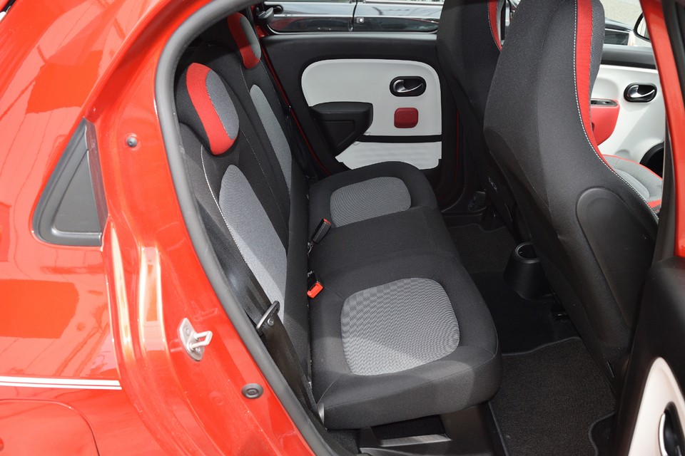 リアシートに至ってはほとんど未使用状態？！