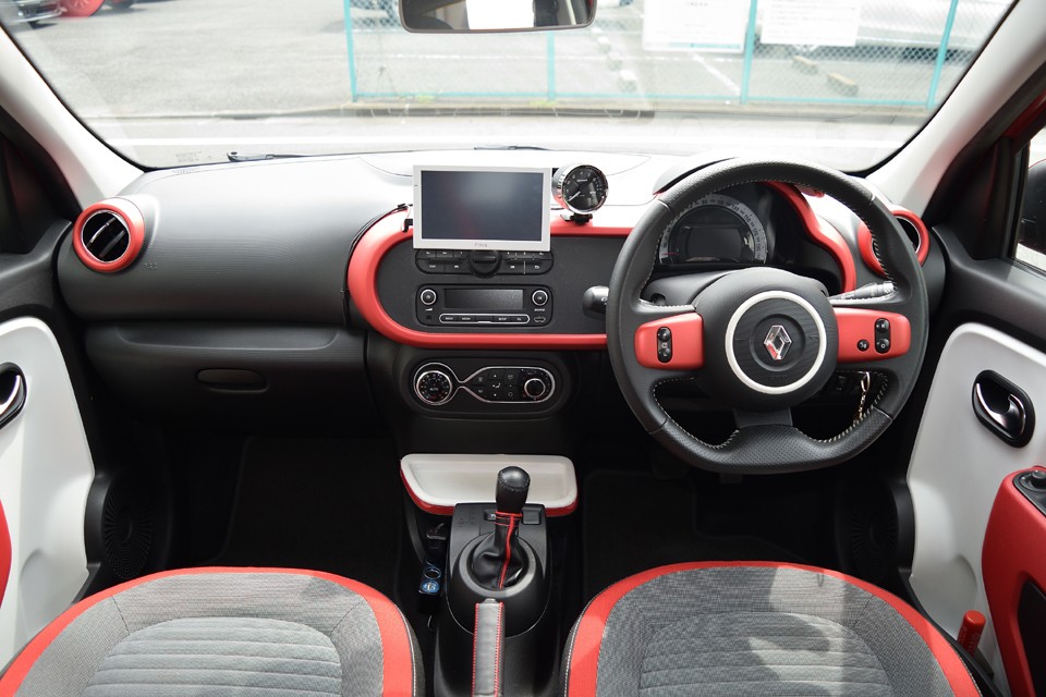 いやぁ～楽しいですねぇ～。POPなインテリアのクルマは他にもありますが、こんなに元気がもらえて楽しい気分になれるクルマって他に？