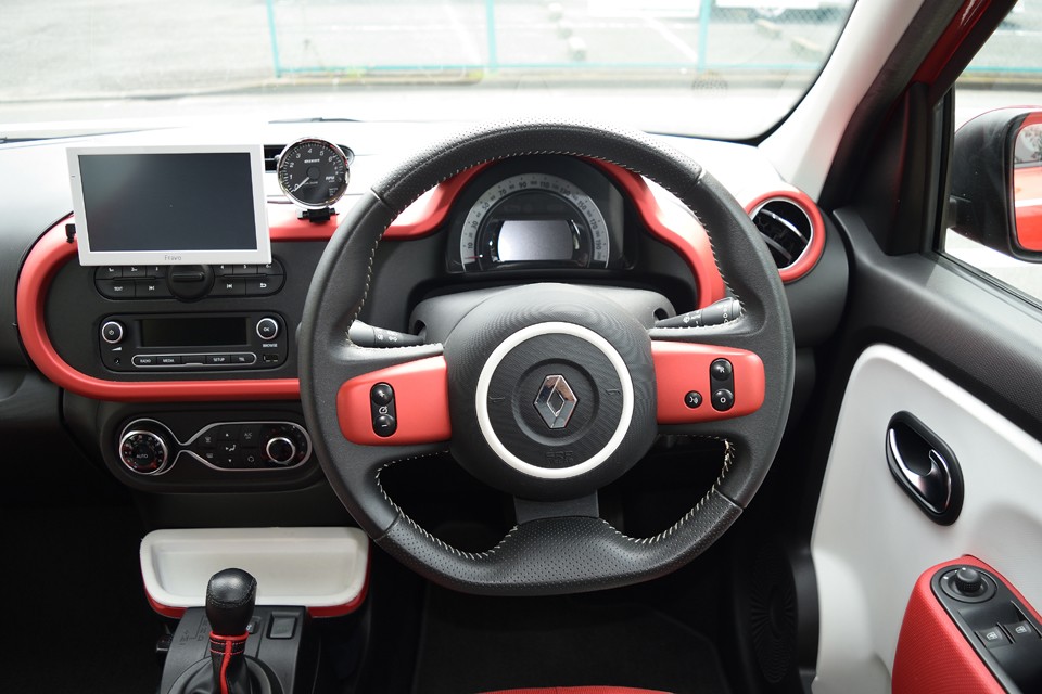 ベーシックなクラスのクルマではありますが、ハンドルは何と革巻き！直接手に触れる大事なところですからね。こういうところがユーロコンパクトのいいところ！