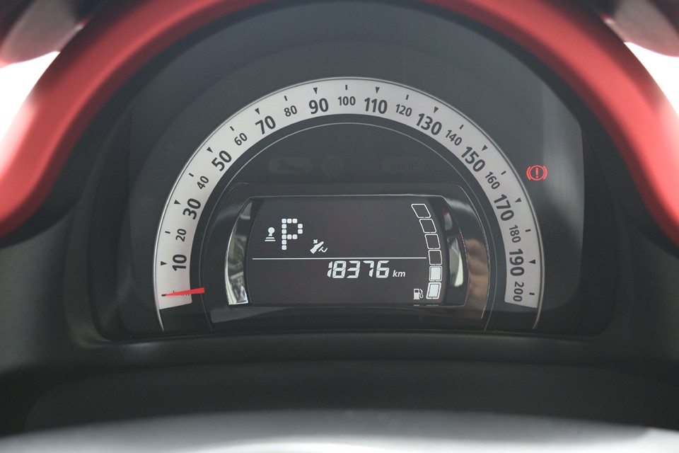 実走行18,000km！この走行距離でこのお値段！他車と比べていただければ、お得なのがお分かりいただけるかと・・・。