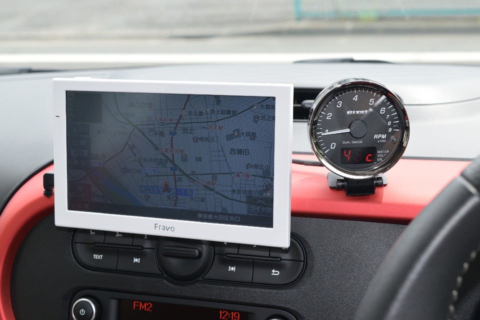 現在、後付けのナビ、タコメーターを装備。どちらも取り外しは容易ですので、ナビはスマホ（純正スマホホルダーあり）がいいとか、タコメーターはいらないとか、ご希望ありましたらお申し付けください。