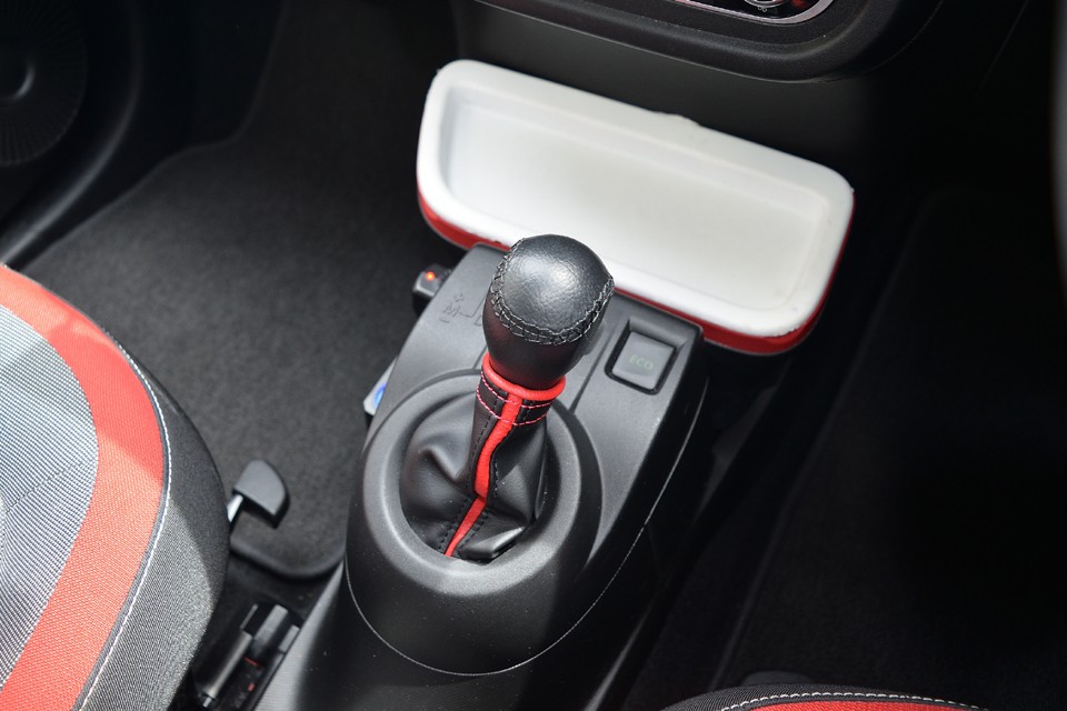 ミッションはルノーが誇る6速エフィシエントデュアルクラッチ（EDC）！つまりセミオートマですが、ツインクラッチなので継ぎ目の無いスムースなギアチェンジを実現！そのおかげで燃費もJC08モード21.7km/Lと国産車にも引けを取らない値なのです！