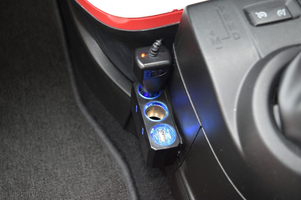 もはや必須のシガーソケットも増設済！これでスマホの充電や、その他アクセサリー電源も問題なし！