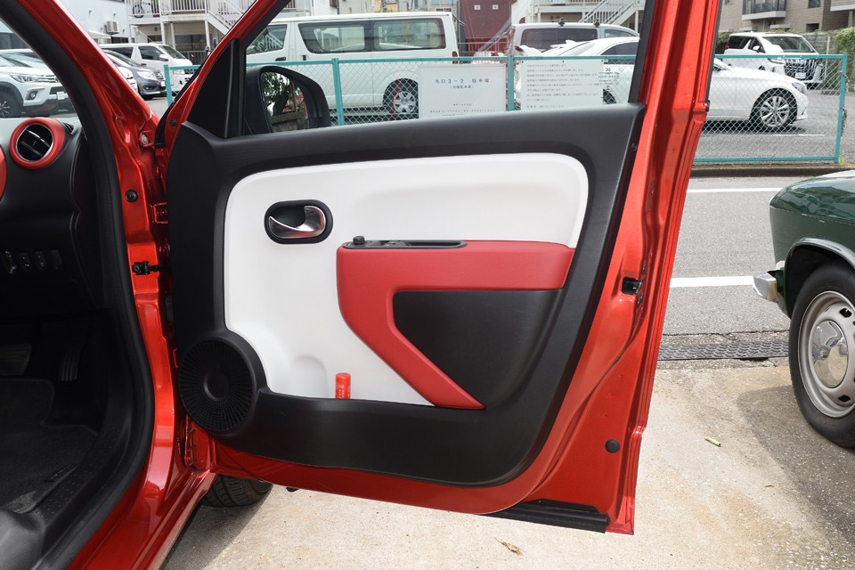 赤、黒、白のコントラストがハッキリしたビビットな印象のドアパネル。浦和〇ッズカラー？にも見えますが、他チームのサポーターの方もどうぞ、どうぞ（笑）