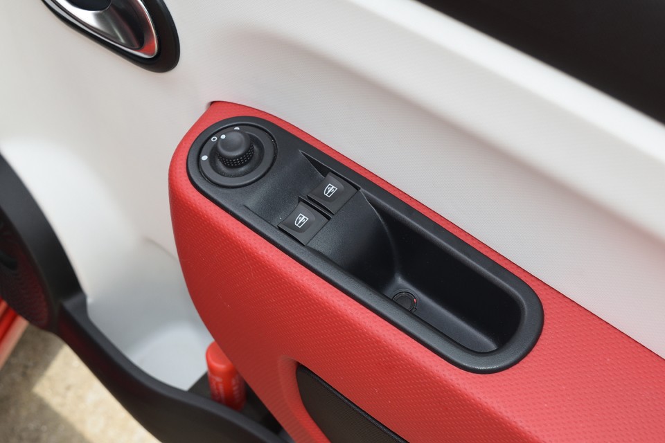 ウインドウスイッチ周りもこの通り使用感も無く清潔な状態！直接手の触れるところですから以外と気になりますもんね。