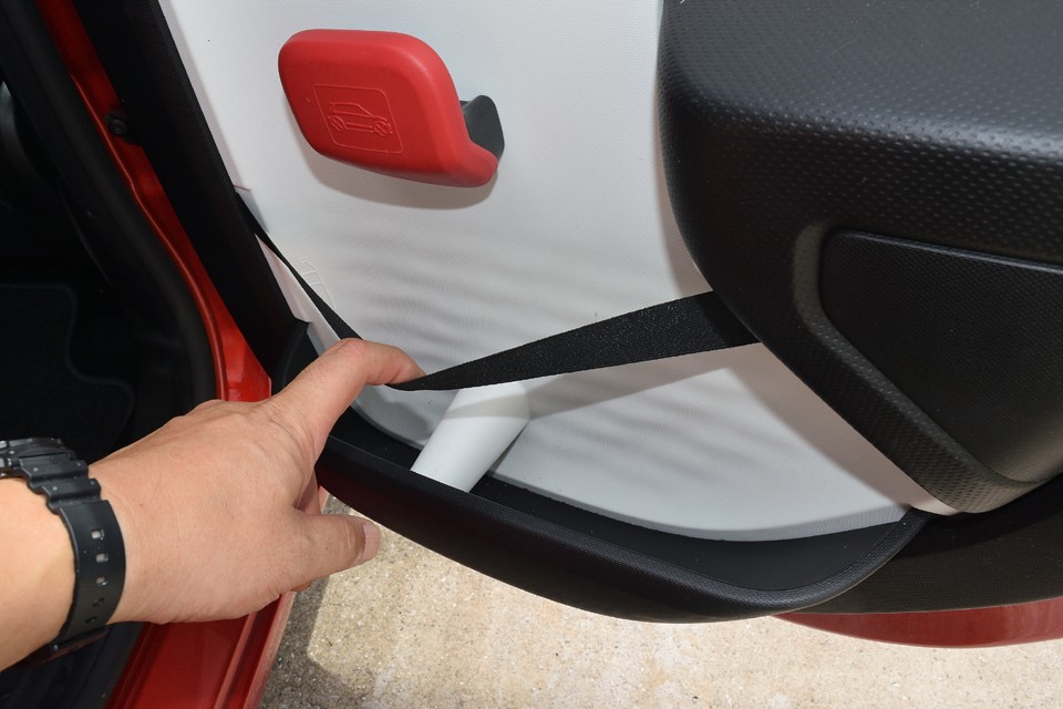 リアドアポケットの荷物押さえ用のゴムですが、こういう単純明快な装備が「らしい」ですね。