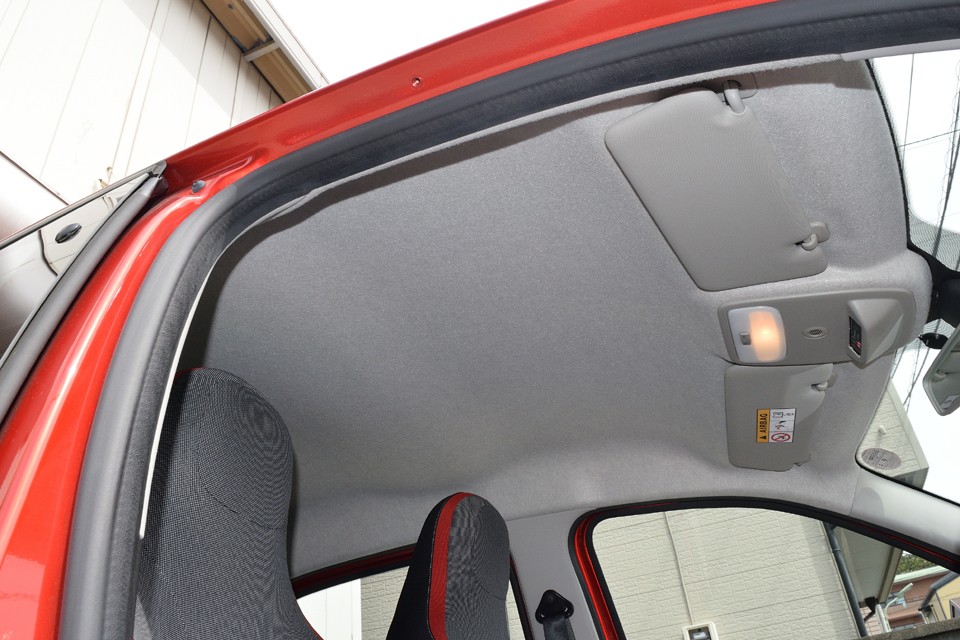 天張りも気になるような汚れはありません！タバコやペット、芳香剤等の嫌な臭いもありませんので、気持ちよくお乗りいただけるかと。