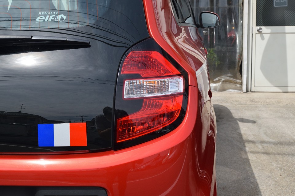 単純に上中下で３分割すれば機能的にはOKなはずのリアレンズですが、リアハッチとの一体感を持たせるため、ベースの黒部分をあえて面積取ってるところが☆☆☆！