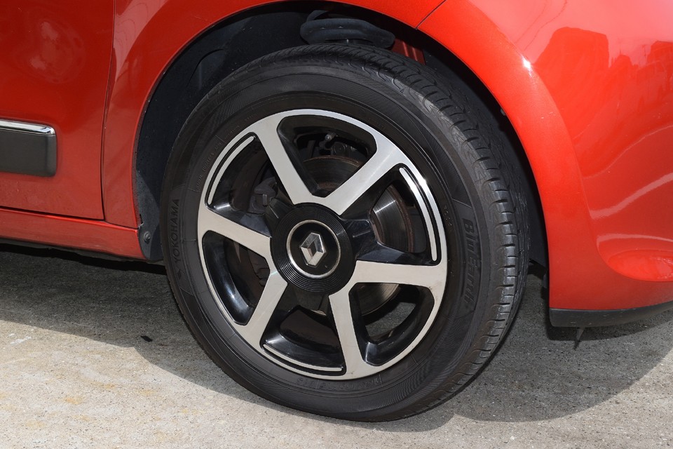 純正のアルミホイールは目立つガリキズも無く状態は良いと思います。おしゃれは足元が肝心ですからね、これはGOOD！