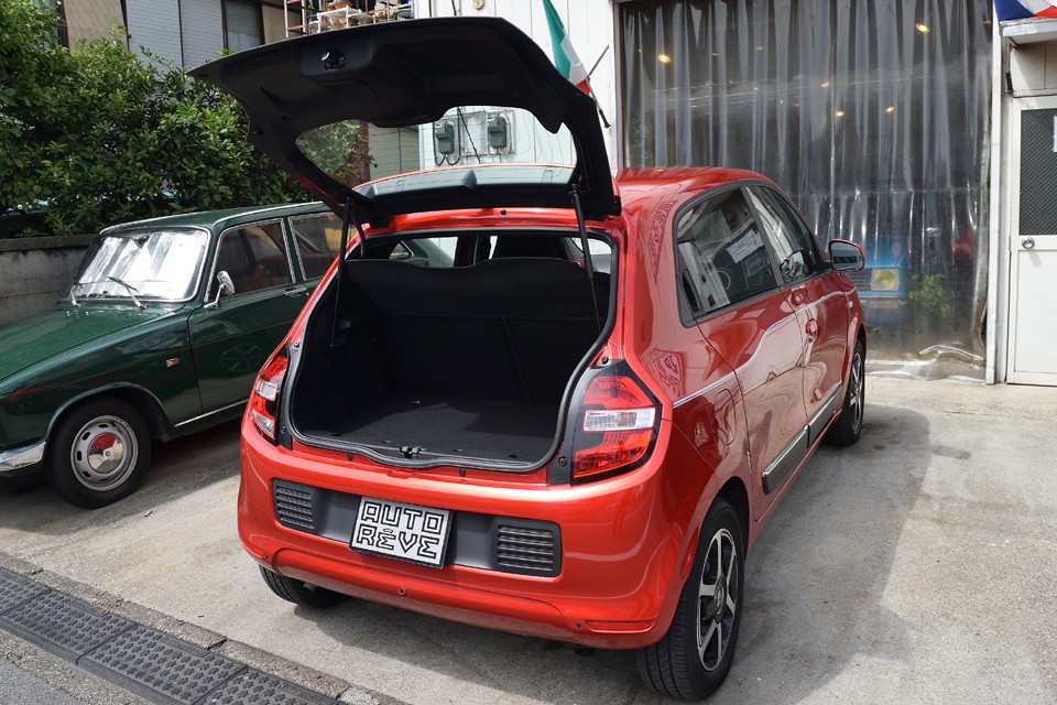 ガバッと開くリアハッチは荷物の積み下ろしにとっても便利！軽いガラスハッチなので開閉も楽々！