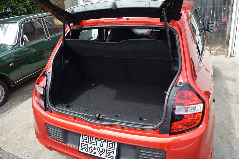 荷室の下にエンジンがあるので床は少し高めです。なので容量は大きくはありませんが荷物の出し入れは楽なので、むしろメリットの方が大きいかと。